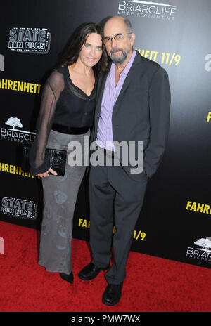 Beverly Hills, USA. 19. Sep 2018. Schauspielerin Sheila Kelley und Schauspieler Richard Schiff besuchen Los Angeles Premiere von 'Fahrenheit 11/09" am 19. September 2018 Samuel Goldwyn Theater in Beverly Hills, Kalifornien. Foto von Barry King/Alamy leben Nachrichten Stockfoto