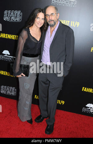 Beverly Hills, USA. 19. Sep 2018. Schauspielerin Sheila Kelley und Schauspieler Richard Schiff besuchen Los Angeles Premiere von 'Fahrenheit 11/09" am 19. September 2018 Samuel Goldwyn Theater in Beverly Hills, Kalifornien. Foto von Barry King/Alamy leben Nachrichten Stockfoto