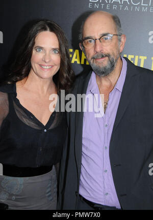 Beverly Hills, USA. 19. Sep 2018. Schauspielerin Sheila Kelley und Schauspieler Richard Schiff besuchen Los Angeles Premiere von 'Fahrenheit 11/09" am 19. September 2018 Samuel Goldwyn Theater in Beverly Hills, Kalifornien. Foto von Barry King/Alamy leben Nachrichten Stockfoto