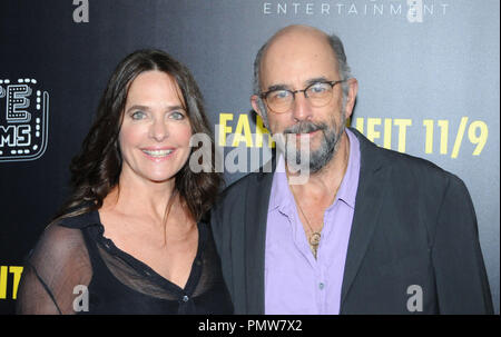 Beverly Hills, USA. 19. Sep 2018. Schauspielerin Sheila Kelley und Schauspieler Richard Schiff besuchen Los Angeles Premiere von 'Fahrenheit 11/09" am 19. September 2018 Samuel Goldwyn Theater in Beverly Hills, Kalifornien. Foto von Barry King/Alamy leben Nachrichten Stockfoto