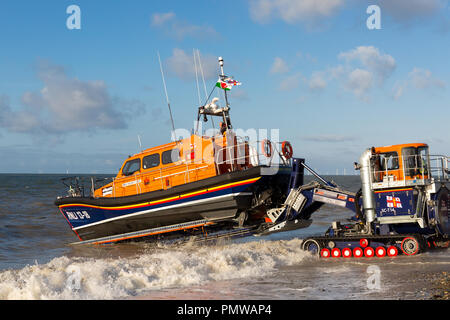 Die rettungsboote RNLI Shannon Klasse Rettungsboot William F Yates am Rettungsboot station Llandudno Wales UK, Sea Launch. Stockfoto