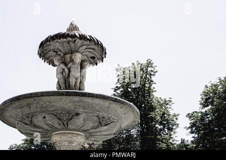 Springbrunnen im Park Retiro in Madrid, Spanien Stockfoto