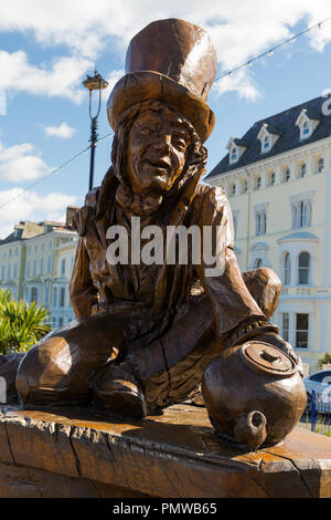 Hölzerne Skulptur der "Mad Hatter" aus Alice im Wunderland auf Llandudno Promenade. North Wales Wales UK Stockfoto