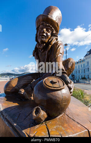 Hölzerne Skulptur der "Mad Hatter" aus Alice im Wunderland auf Llandudno Promenade. North Wales Wales UK Stockfoto