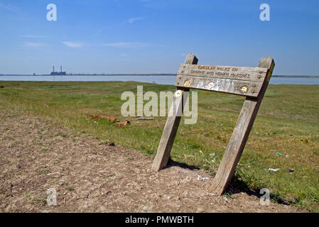 Wegweiser zur Beschreibung einer Rundwanderung auf der Sächsischen Küste in Kent mit dem Thames Estuary im Hintergrund. Stockfoto