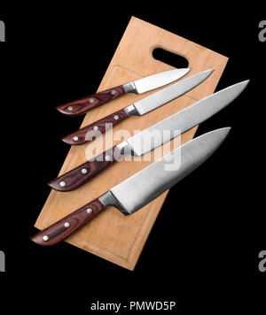 Set an Küchen Messer auf Holz Schneidebrett auf Schwarz Stockfoto