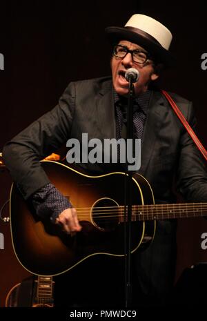 Liverpool, Großbritannien, Elvis Costello führt in Liverpool Philharmonic Hall Kredit Ian Fairbrother/Alamy Stockfotos Stockfoto