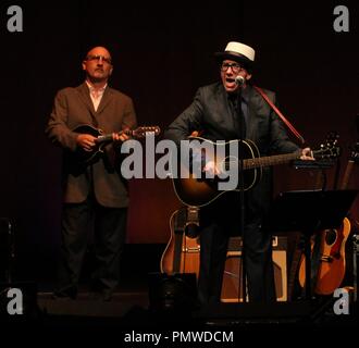 Liverpool, Großbritannien, Elvis Costello führt in Liverpool Philharmonic Hall Kredit Ian Fairbrother/Alamy Stockfotos Stockfoto