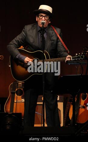 Liverpool, Großbritannien, Elvis Costello führt in Liverpool Philharmonic Hall Kredit Ian Fairbrother/Alamy Stockfotos Stockfoto