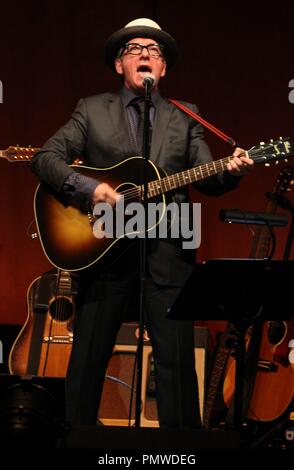 Liverpool, Großbritannien, Elvis Costello führt in Liverpool Philharmonic Hall Kredit Ian Fairbrother/Alamy Stockfotos Stockfoto