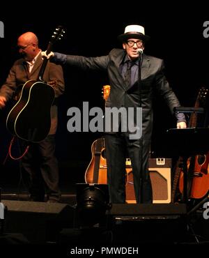 Liverpool, Großbritannien, Elvis Costello führt in Liverpool Philharmonic Hall Kredit Ian Fairbrother/Alamy Stockfotos Stockfoto