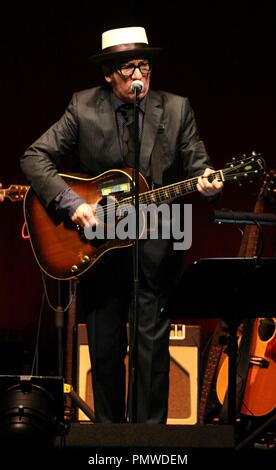 Liverpool, Großbritannien, Elvis Costello führt in Liverpool Philharmonic Hall Kredit Ian Fairbrother/Alamy Stockfotos Stockfoto