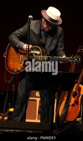 Liverpool, Großbritannien, Elvis Costello führt in Liverpool Philharmonic Hall Kredit Ian Fairbrother/Alamy Stockfotos Stockfoto