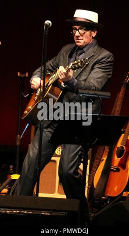 Liverpool, Großbritannien, Elvis Costello führt in Liverpool Philharmonic Hall Kredit Ian Fairbrother/Alamy Stockfotos Stockfoto