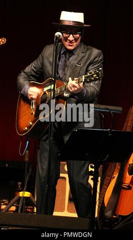 Liverpool, Großbritannien, Elvis Costello führt in Liverpool Philharmonic Hall Kredit Ian Fairbrother/Alamy Stockfotos Stockfoto