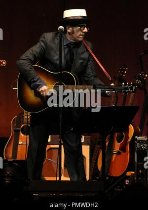 Liverpool, Großbritannien, Elvis Costello führt in Liverpool Philharmonic Hall Kredit Ian Fairbrother/Alamy Stockfotos Stockfoto