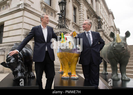 Umweltminister Michael Gove (rechts) und Zac Goldsmith mit Tusk Vertrauen rhino Kunst Statuen vor dem Auswärtigen Amt in London, vor den illegalen Wildtierhandel Konferenz. Stockfoto