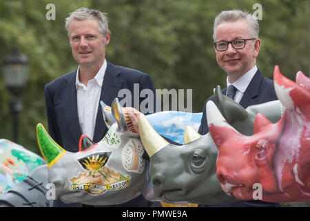 Umweltminister Michael Gove (rechts) und Zac Goldsmith mit Tusk Vertrauen rhino Kunst Statuen vor dem Auswärtigen Amt in London, vor den illegalen Wildtierhandel Konferenz. Stockfoto