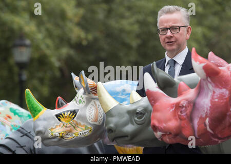 Umweltminister Michael Gove mit Tusk Vertrauen rhino Kunst Statuen vor dem Auswärtigen Amt in London, vor den illegalen Wildtierhandel Konferenz. Stockfoto