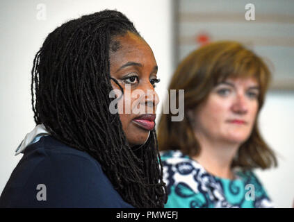 Schattenminister für Frauen und Gleichstellung Dawn Butler (links) und ehemaliger Staatssekretär für Bildung Nicky Morgan, während der Start einer Kampagne von Helen Pankhurst, mehr Frauen in die Politik zu erhalten, an Portcullis House in London. Stockfoto