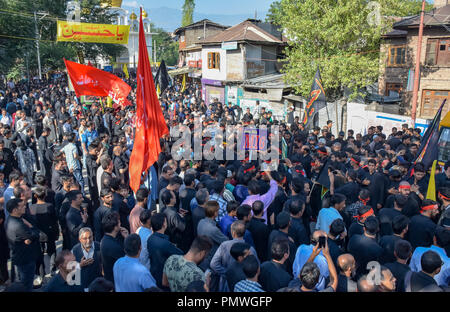 Kaschmir schiitische Muslime gesehen Rituale mit Flaggen während der Prozession. 7. Tag der Ashura Prozession, die das Martyrium Jahrestag der Enkel des Propheten Muhammed des verehrten Imam Hussein in Karbala, Irak in 680 AD im südlichen Irak im siebten Jahrhundert getötet wurde. Stockfoto