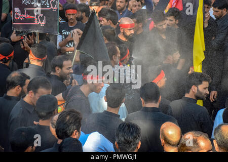 Kaschmir schiitische Muslime gesehen Rituale während der Prozession. 7. Tag der Ashura Prozession, die das Martyrium Jahrestag der Enkel des Propheten Muhammed des verehrten Imam Hussein in Karbala, Irak in 680 AD im südlichen Irak im siebten Jahrhundert getötet wurde. Stockfoto