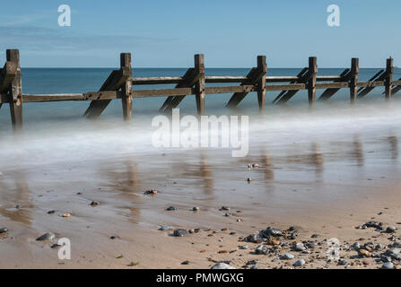 Holz- buhnen und Deckwerken, baufälligen auf West Runton Beach, North Norfolk. Stockfoto