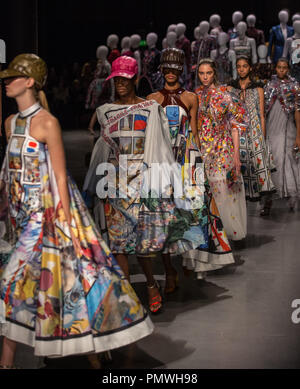 Modelle geht der Start- und Landebahn an der Mary Katrantzou zeigen während der London Fashion Week. Mary Katrantzou etabliert Ihr namensvetter Marke im Jahr 2008, nach dem Studium der Architektur an der Rhode Island School of Design (USA) und graduierte mit einem BA in Textile Design und einem MA Mode aus Central Saint Martin's (London). Stockfoto