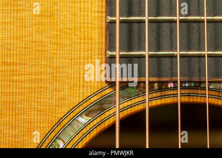 Nahaufnahme einer Akustikgitarre und Saiten Stockfoto