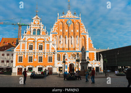 Blackheads House Riga, Blick auf den Sonnenuntergang des Hauses der Blackheads auf dem malerischen Ratslaukums-Platz in der Altstadt von Riga, Lettland. Stockfoto