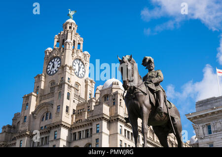 Waterfront von Liverpool Merseyside Pier Head statue Bronze Skulptur König Edward VII. Sockel Royal Liver Building gebaut 1911 Versicherung Versicherung Stockfoto