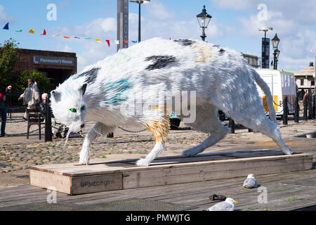 Liverpool Canning Dock die Schiffe Katze und Ratte Detail moderne zeitgenössische Kunst durch den Glauben Bebbington Legende von Ms Chibley 1000 verwendete Milch Behälter Stockfoto
