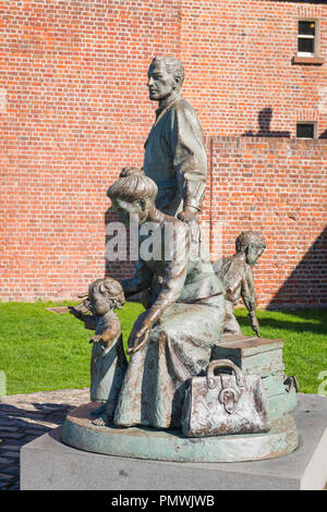 Liverpool Albert Dock Legacy Skulptur von Mark DeGraffenried 2001 Denkmal für 9 Millionen Einwanderer in der Neuen Welt Amerika statue Skulptur Bronze Stockfoto