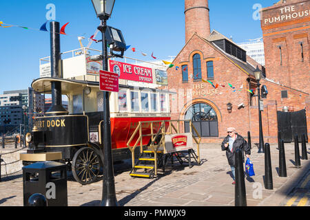 Liverpool Merseyside Albert Dock das Pumpenhaus Pumpenhaus Eis Emporium 1909 vintage Thorneycroft Doppeldecker Koks macht Dampf bus Omnibus Stockfoto