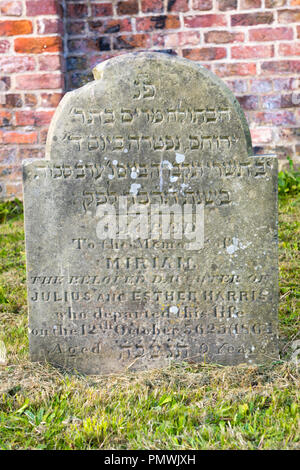 Liverpool Deane Road Friedhof alte Hebräische Gemeinde eröffnet 1837 Grab National Lottery Grabstein 2012 9 Jahr alt Miriam Harris Kinder wiederhergestellt Stockfoto