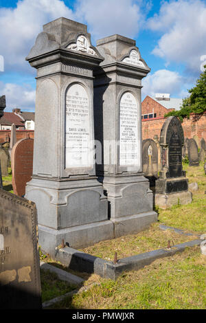 Liverpool Deane Road Friedhof 1837 Grabsteine Bertha starb 1896 und gestorben 1885 David Lewis gestorben Gründer 1885 Lewis & Bon Marche Kaufhäuser Stockfoto