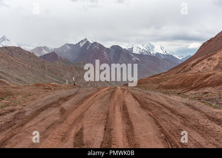 Mountain Pass (Pamir Highway) an der Grenze zwischen Tadschikistan und Kirgisistan Stockfoto