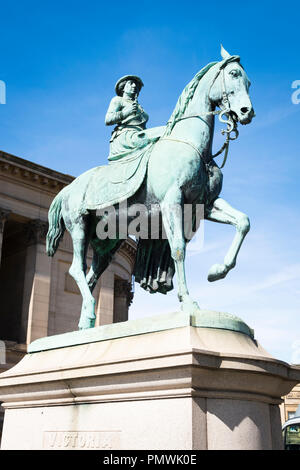 Liverpool Liverpool Lime Street, St Georges Hall Plateau Grad I neoklassischen 1854 Bronze Statue Skulptur Sockel Queen Victoria auf dem Pferd gebaut Stockfoto