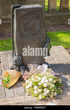 Liverpool St John's Gardens Road Peace Memorial verletzt oder getötet Leben unerfüllt Die Realität der Straße stürzt Sträuße Blumen Teddybär Tasche Stockfoto