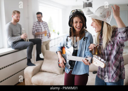 Gruppe von Freunden Spaß haben, feiern und trinken Stockfoto