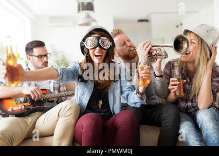 Junge Schüler und Freunde feiern Ahd Spaß beim Trinken Stockfoto