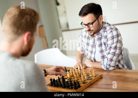 Zwei junge Mann spielt Schach zu Hause Stockfoto