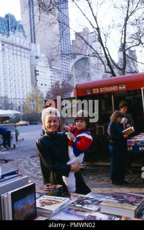 Erzherzogin Michaela von Habsburg mit Sohn in New York, USA 1987. Erzherzogin Michaela von Habsburg mit ihrem Sohn in New York, USA 1987 Stockfoto