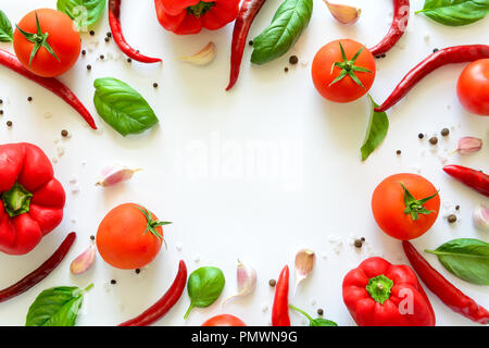 Bunte pizza Zutaten Muster aus Tomaten, Pfeffer, Chili, Knoblauch und Basilikum auf weißem Hintergrund. Kochen Konzept. Ansicht von oben. Flach. Kopieren Stockfoto