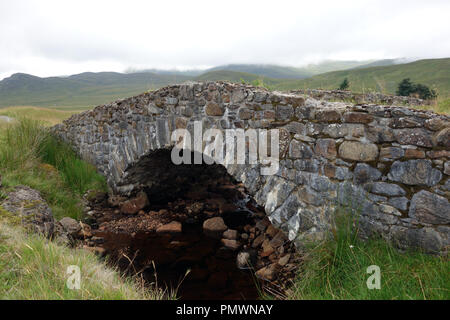 Melgrave Brücke auf der Corrieyairack Pass Teil der Allgemeinen watet militärischen Straße auf dem Weg zur schottischen Berge Corbett Gairbainn, Scottish Highlands. Stockfoto