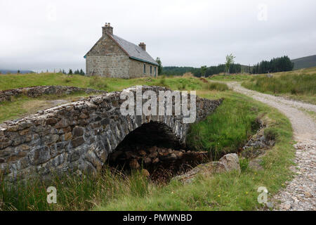 Melgrave Bothy & Bridge auf der Corrieyairack Pass Teil der Allgemeinen watet militärischen Straße auf dem Weg zur schottischen Berge Corbett Gairbainn, Schottland, Großbritannien. Stockfoto