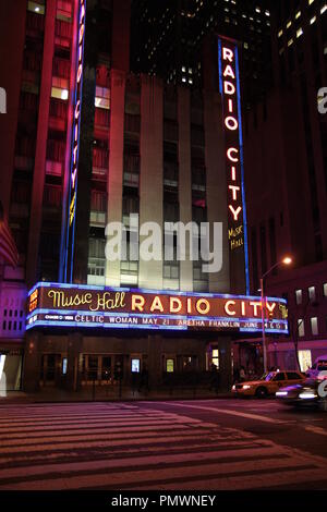 NEW YORK, USA - ca. März 2014 - der Radio City Music Hall bei Nacht, mit Aretha Franklin Konzerte mit LED-Leuchten. Vertikale erschossen. Stockfoto
