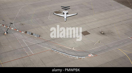 Luftaufnahme Privatflugzeug auf Rollbahn am Flughafen geparkt Stockfoto