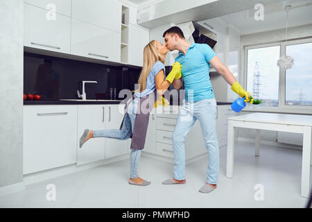 Ein junges Paar ist die Reinigung einer Wohnung. Stockfoto