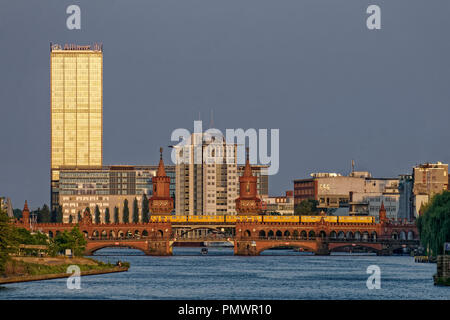 Spree, Oberbaumbrücke, Bürogebäude, Aliianz Tower, Treptowers, Monecule Mann, Berlin, Deutschland Stockfoto